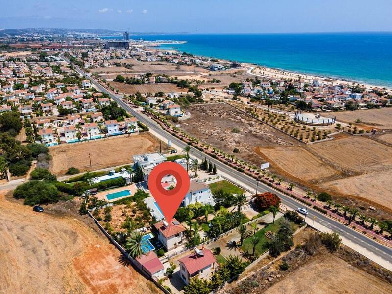 Tropical Villa Ayía Nápa
